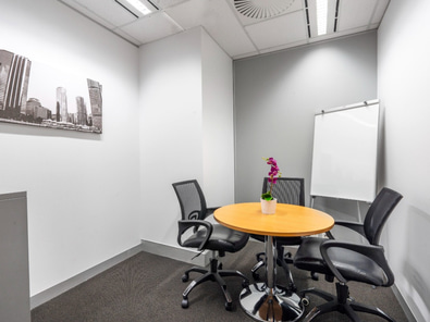 Regus Hamilton Medium Private Office image 6
