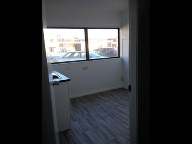 AFFORDABLE Shared office & yard space image 4