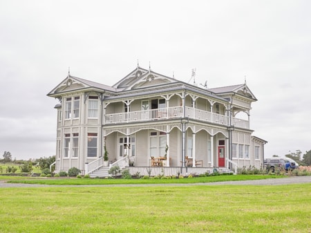 Clarks Beach - Magnificent Historic Villa 
