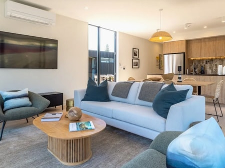 Gorgeous, newly built house/bach in Onetangi 