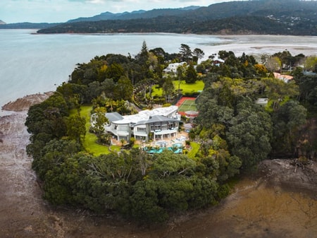 Laingholm Luxury Beachfront