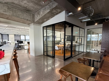 2–4 desk in premium Shortland St studio