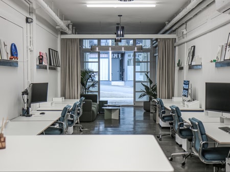 Design-led desk space in Kingsland studio
