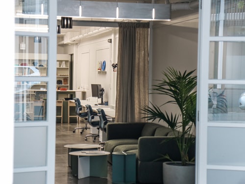 Design-led desk space in Kingsland studio