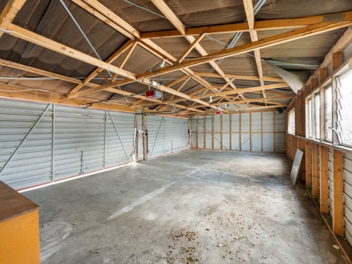 Extra large Garage space for storage/ parking