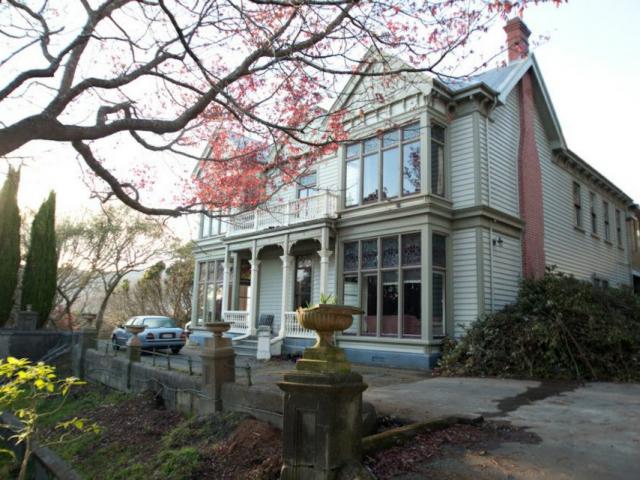 Space in unique heritage mansion image 0