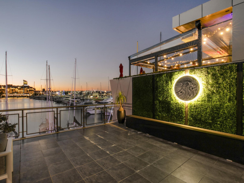 Viaduct Waterfront  - Stunning  Balcony Views image 0