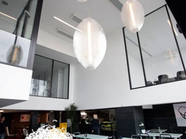 Como St Cafe - modern sleek space image 2
