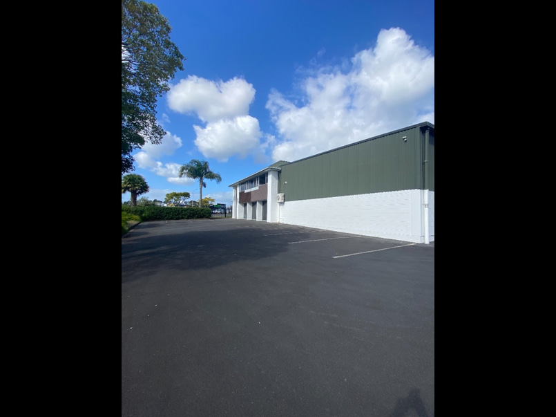 ROSEDALE OFFICE UP TO 5 DESKS AVAILABLE image 1