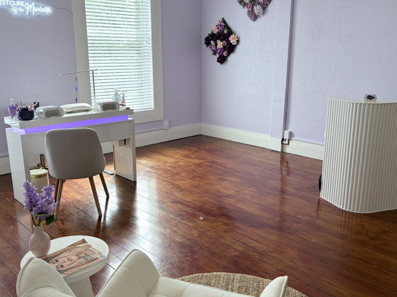 Boutique Nail Desk or Lash Station for Rent  image 0