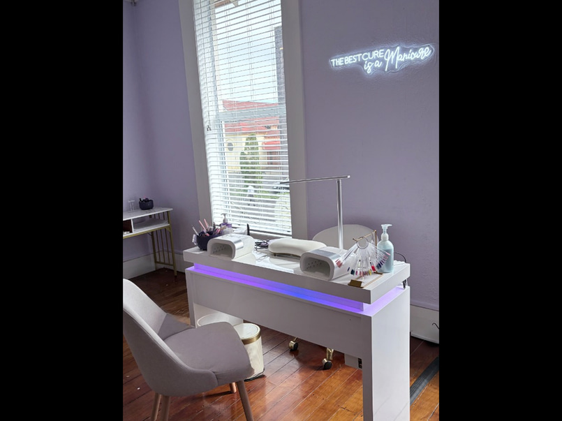 Boutique Nail Desk or Lash Station for Rent  image 2