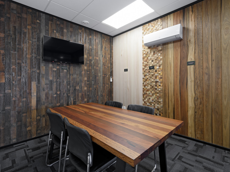 Street Front Corner Suite & Desk Spaces! image 2