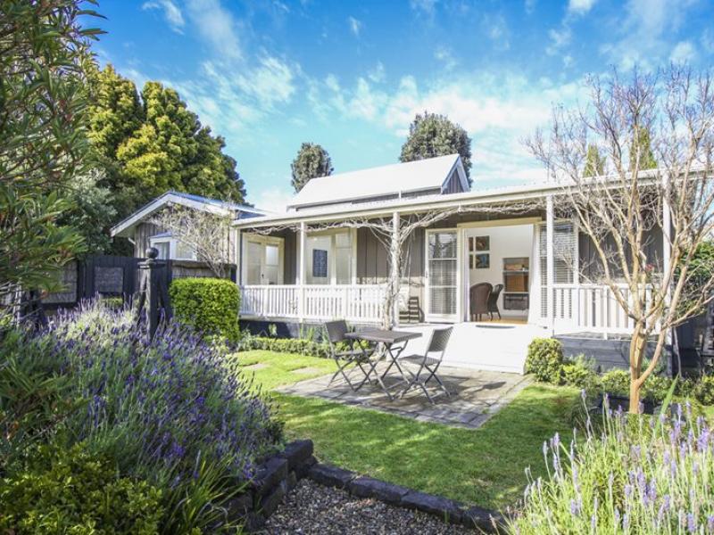 Beautiful character cottage by the beach image 0