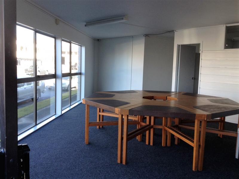 AFFORDABLE Shared office & yard space image 0