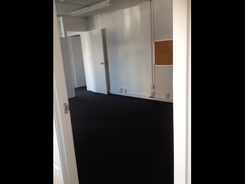 AFFORDABLE Shared office & yard space image 2