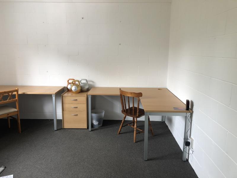 Desk available perfect location in Birkenhead image 0