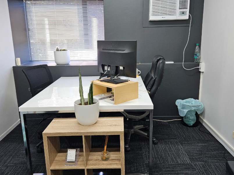 Your own desk in a tidy, sunny Orewa office image 0