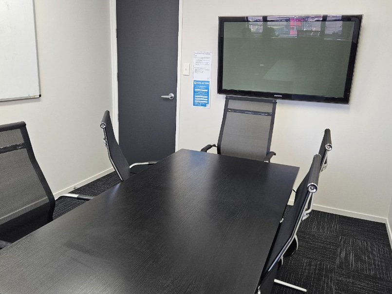 Your own desk in a tidy, sunny Orewa office image 1