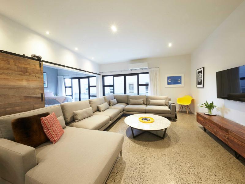 Large, luxury loft in Auckland image 2