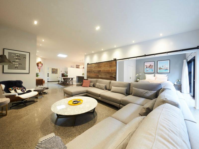 Large, luxury loft in Auckland image 1