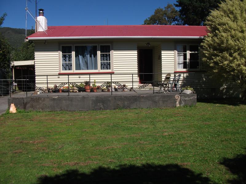 3 bedroom 1950s quirky home on large private image 1