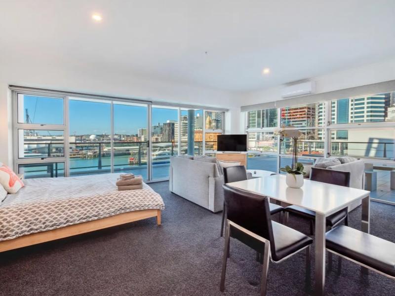 Stunning Harbour & City View Studio image 1